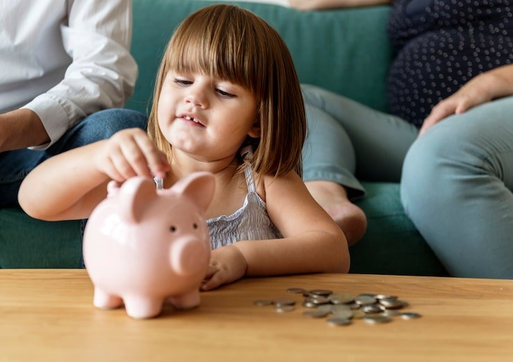 Educação Financeira Infantil: Como Ensinar Crianças a Lidar com Dinheiro Criança aprendendo a poupar com apoio dos pais