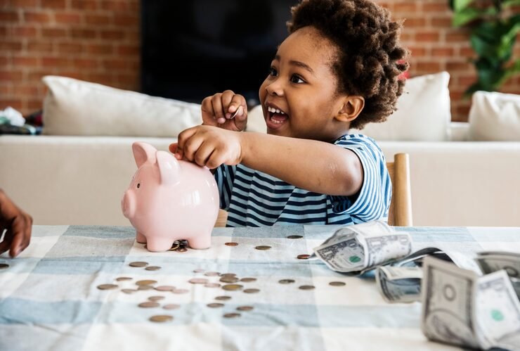 Educação Financeira Infantil: Como Ensinar Crianças a Lidar com Dinheiro Criança juntando dinheiro com educação financeira infantil