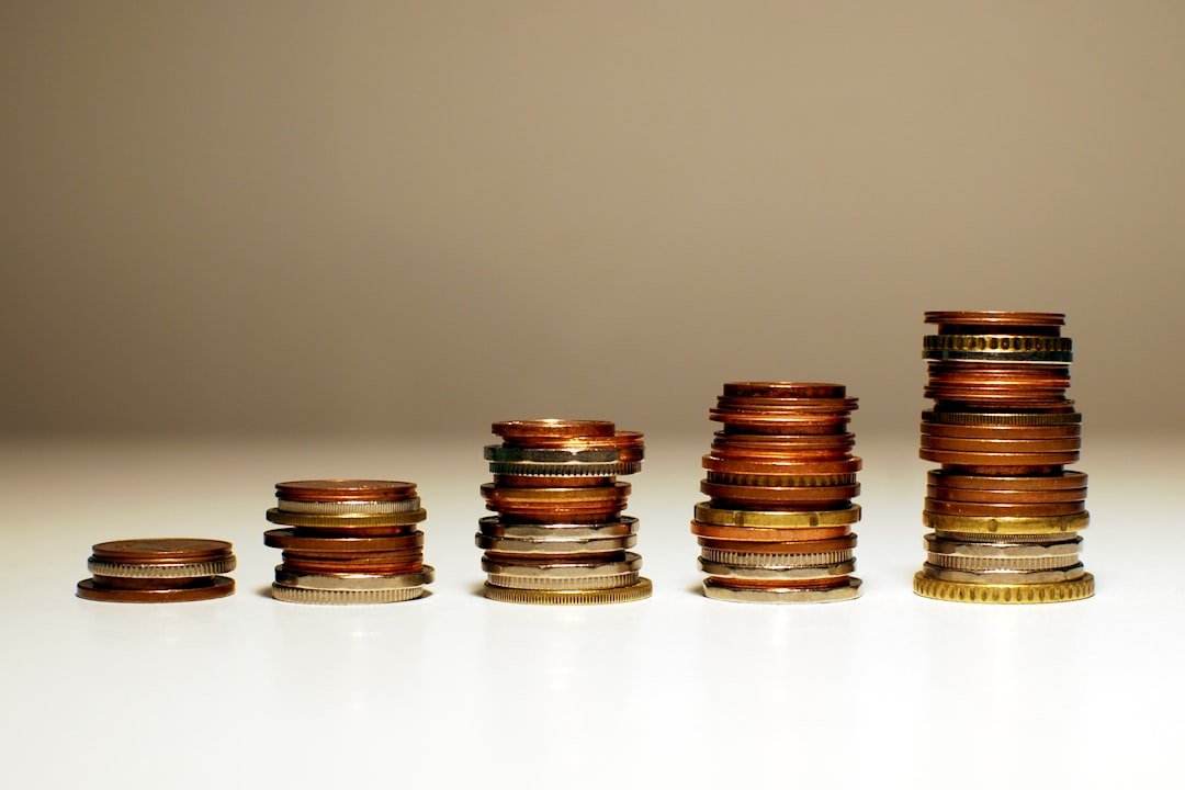 Pilhas de moedas crescentes representando o efeito de antecipar parcelas ou investir o excedente