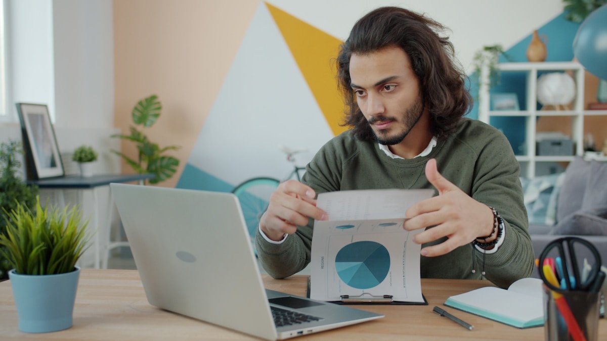 Microempreendedor com laptop e documento mãos para emitir certificado MEI