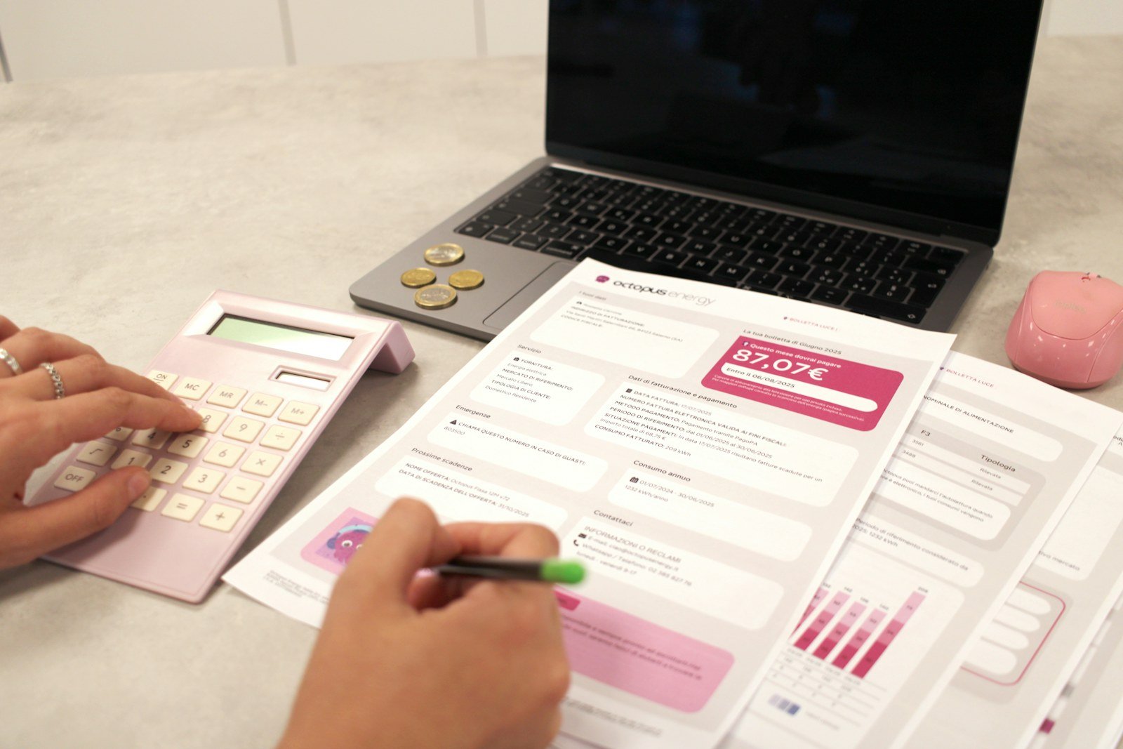 Pessoa calculando finanças com documentos enquanto aprende como fazer planilha financeira