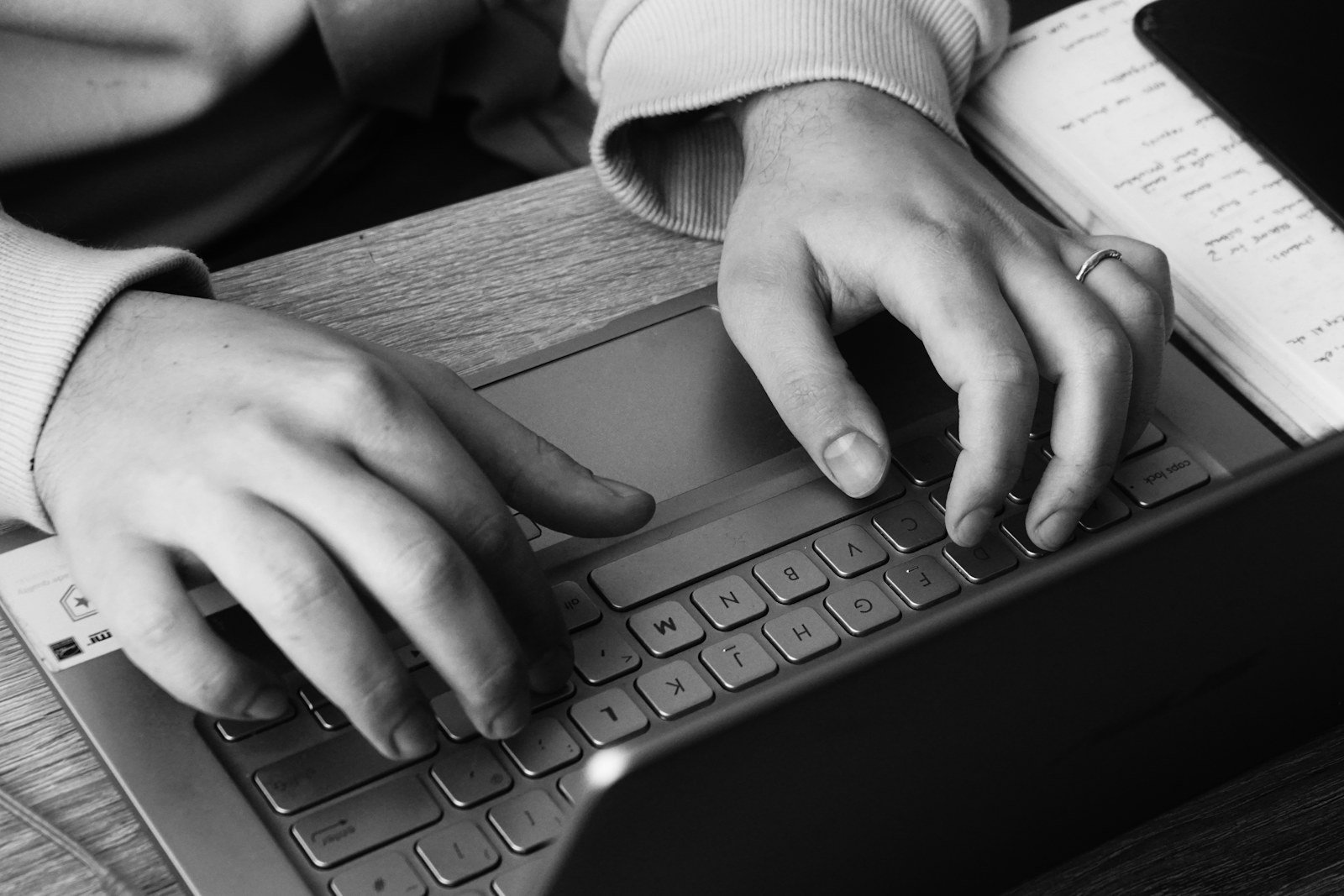 Como Fazer Planilha Financeira em 20 Minutos do Zero Pessoa digitando no laptop para montar as colunas da planilha financeira