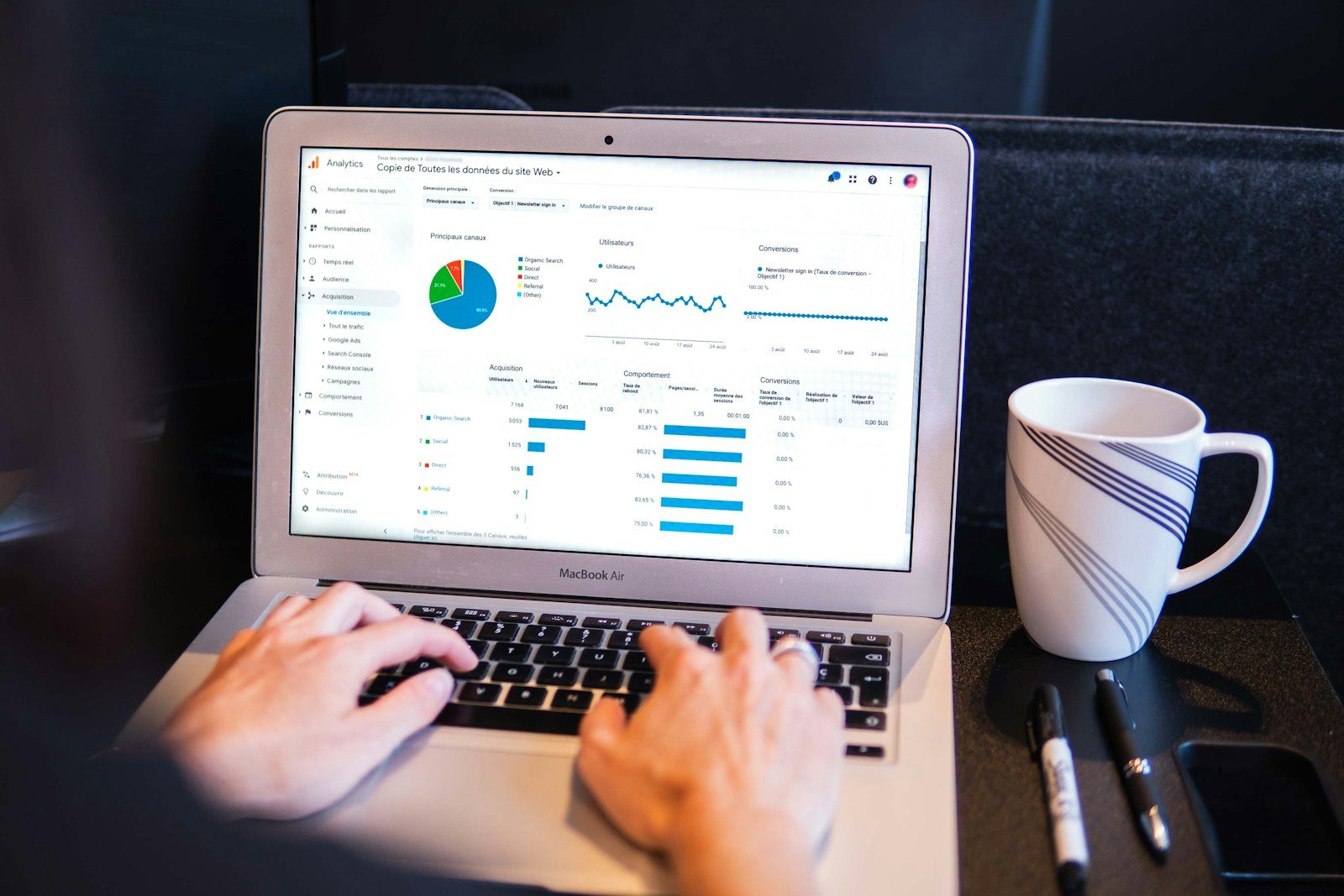 Como Fazer Planilha Financeira em 20 Minutos do Zero Pessoa revisando o resumo do mês na planilha financeira no laptop