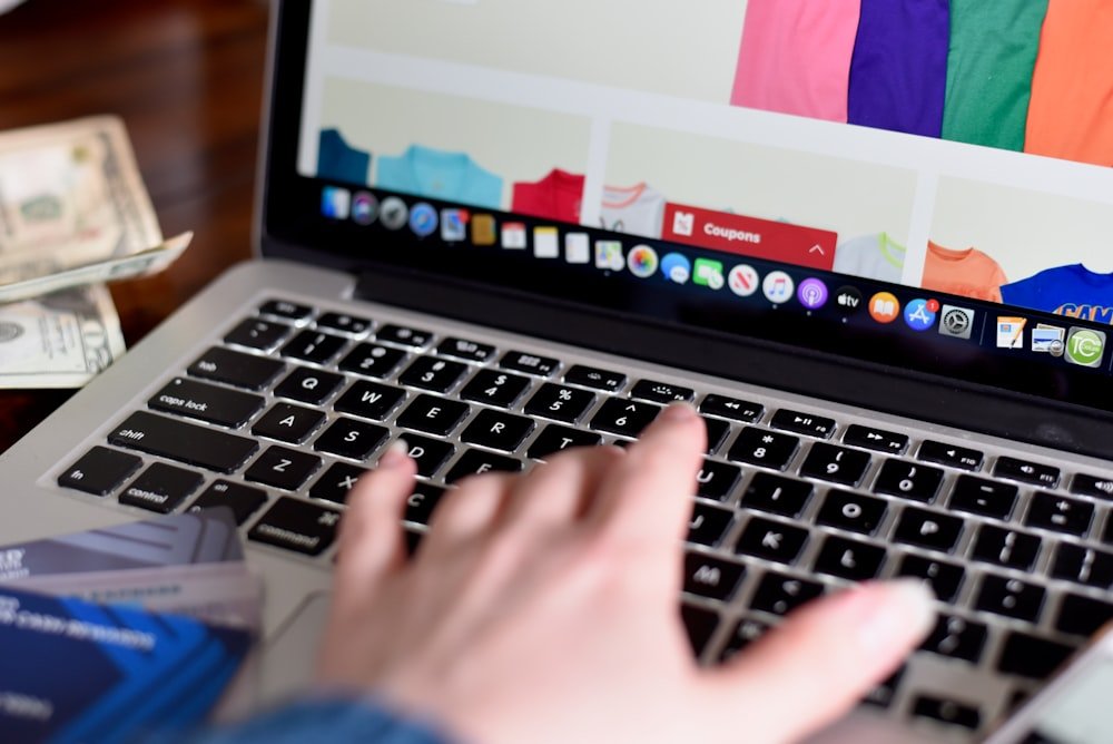 Conciliação Bancária Sem Planilha: Como Fazer em Minutos Extrato bancário aberto no laptop durante a conciliação bancária