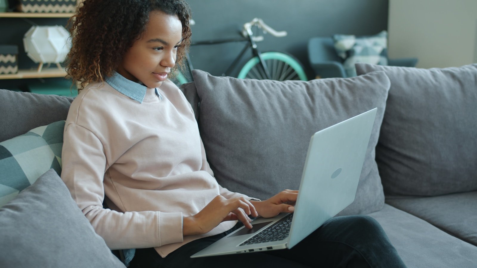 Modelos de Planilha Financeira: 7 Testados (4 Servem) Pessoa em ambiente doméstico usando modelos de planilha financeira no laptop
