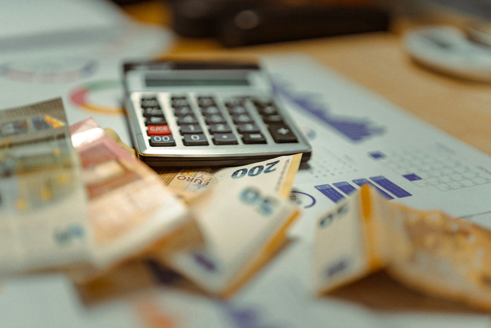 Como Pagar DAS Atrasado MEI: Multa, Juros e o Custo Real Calculadora sobre extrato financeiro, simbolizando custo de como pagar DAS atrasado MEI