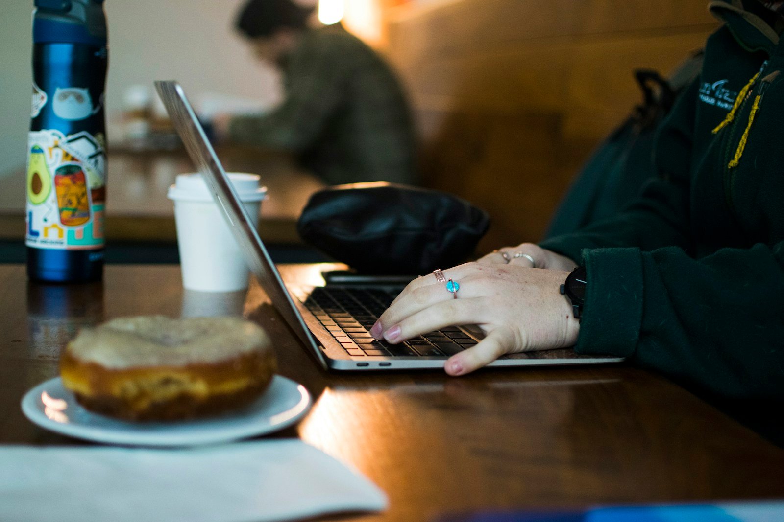 MEI usando laptop para emitir nota fiscal eletrônica