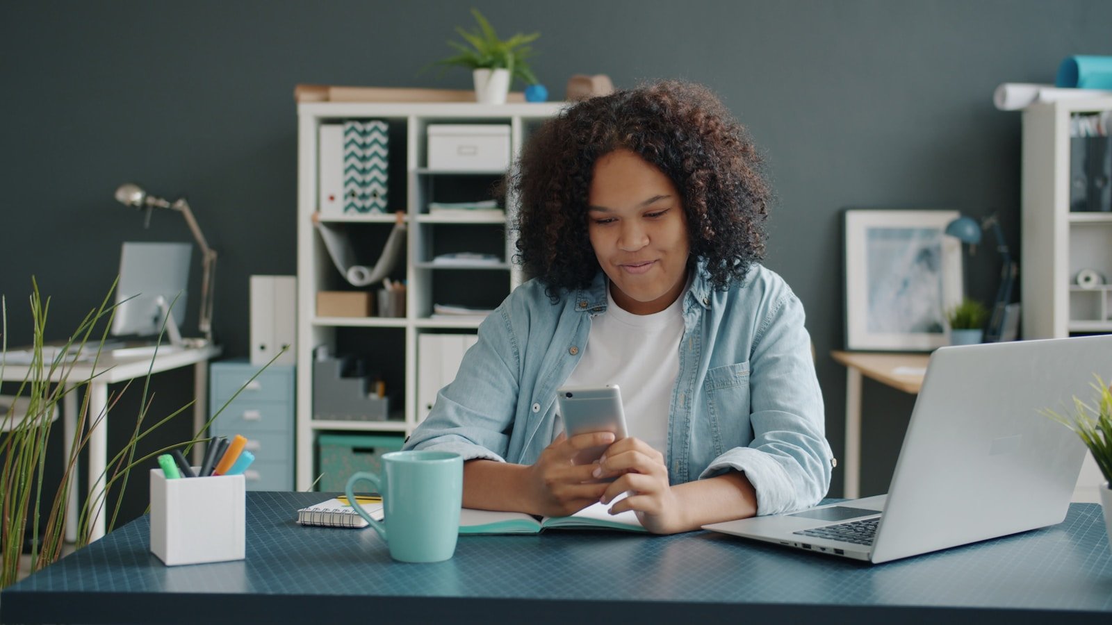 Emitir Nota Fiscal MEI: 7 Passos (e 3 Erros do Portal) MEI conferindo nota fiscal pelo smartphone com laptop ao lado
