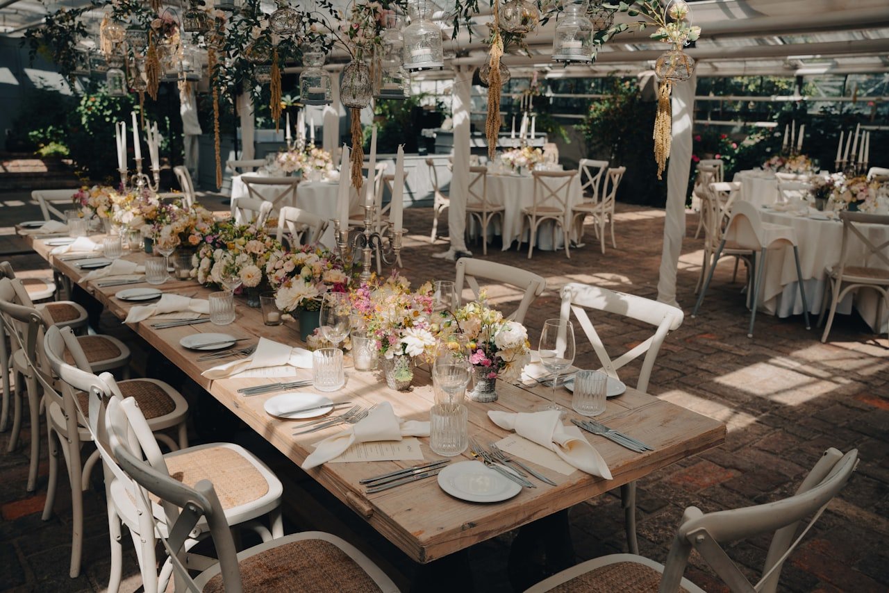 Planilha de Gastos de Casamento: o Custo Real Antes do Susto Salão de festa de casamento montado, o item que mais pesa na planilha de gastos de casamento