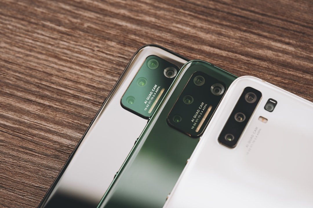 Dois smartphones lado a lado comparando os melhores aplicativos de controle financeiro