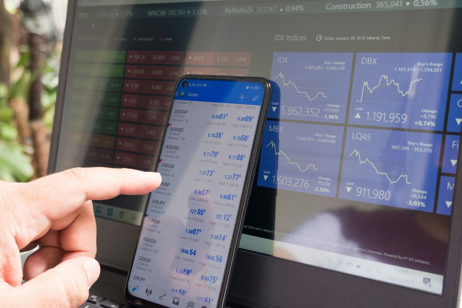 Mobills ou Organizze entre os ícones de aplicativos financeiros na tela do Android