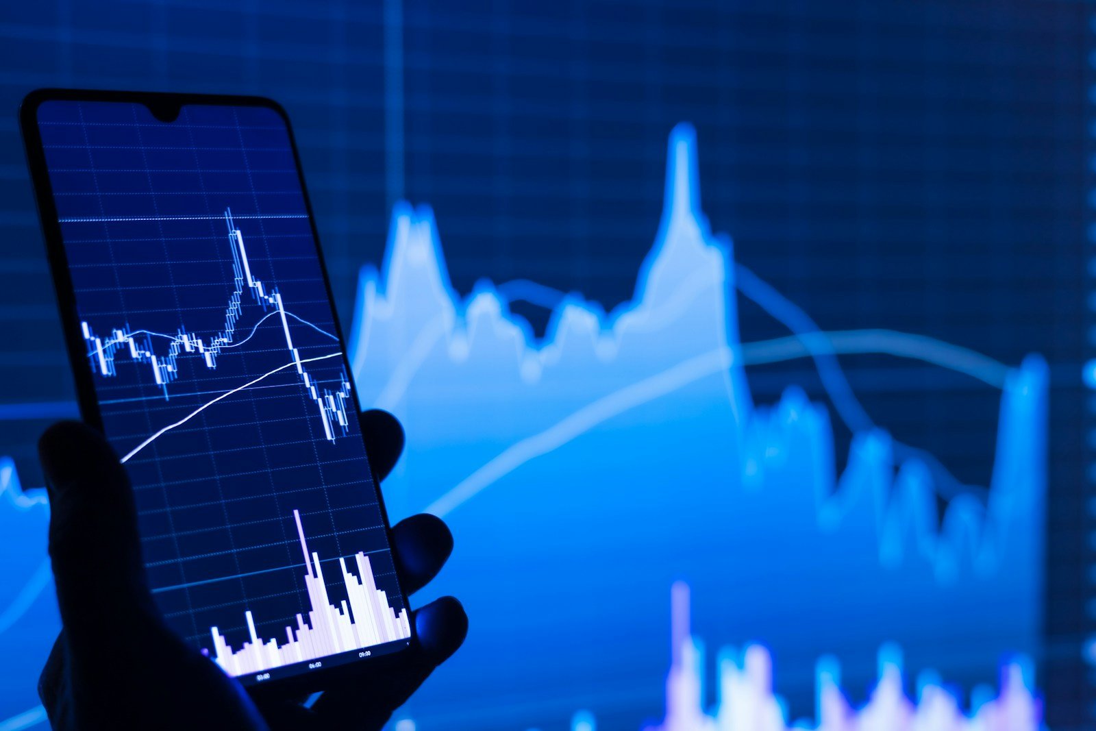 Mobills ou Organizze comparados em dashboard financeiro com gráfico de barras no smartphone