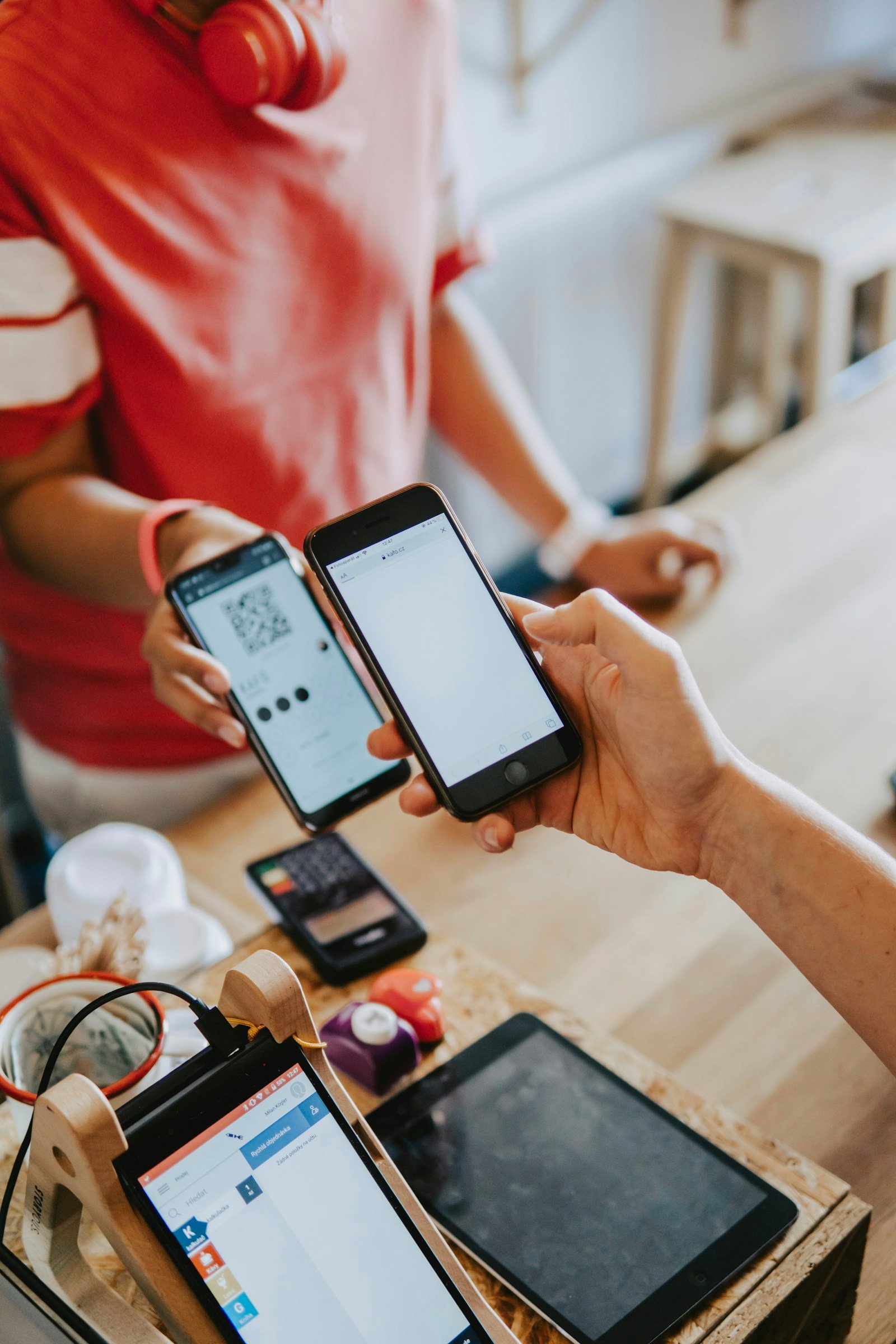 Duas mãos segurando smartphones lado a lado representando comparativo entre Mobills e Organizze