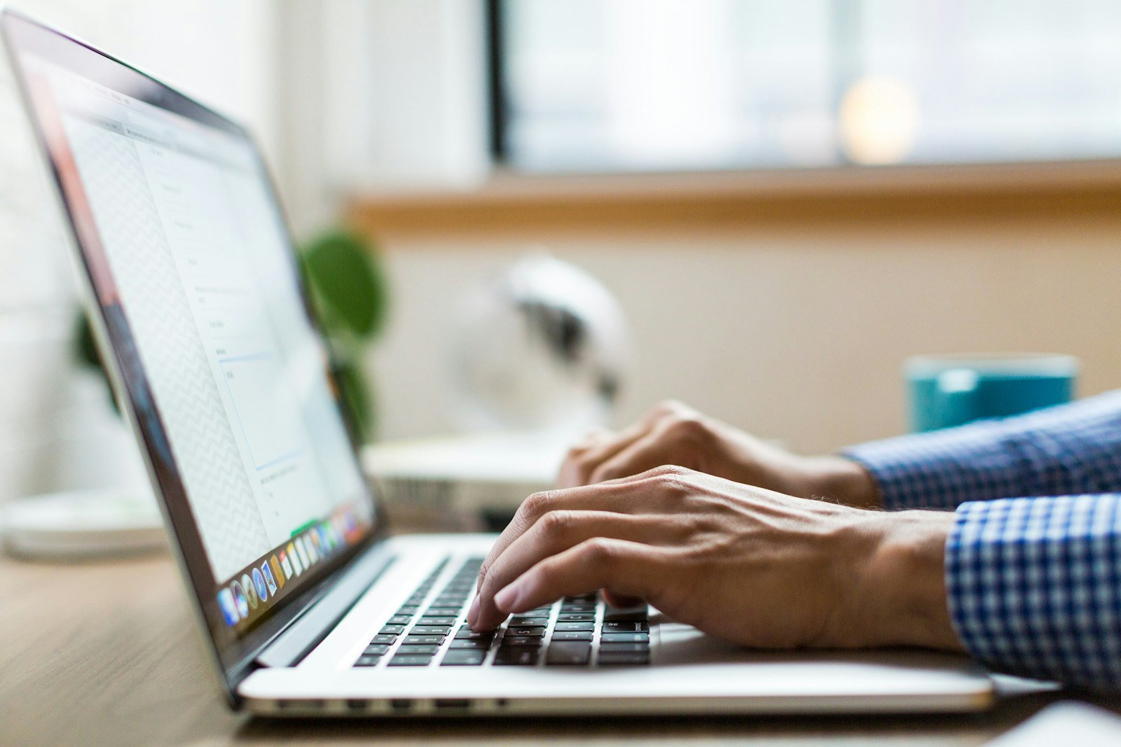 Planilha Financeira no Google Sheets: 3 Abas e 4 Fórmulas Pessoa digitando no laptop para montar a planilha financeira no Google Sheets
