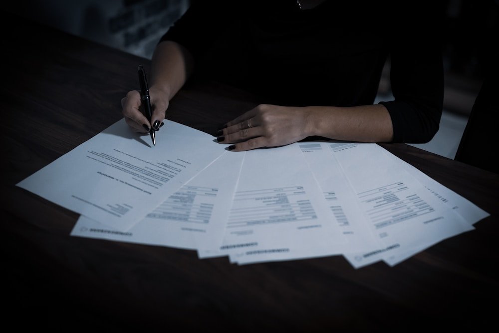 O Que é DAS: Para Que Serve, Como Pagar e o Custo de Atrasar MEI organizando boletos do DAS atrasado para regularizar a situação no Simples Nacional