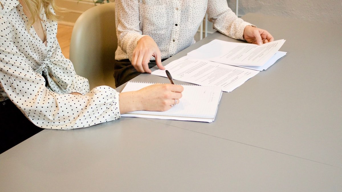 MEI preenchendo documento, simbolizando o pagamento do DAS no Simples Nacional