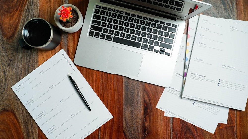 O Que é DAS: Para Que Serve, Como Pagar e o Custo de Atrasar Mesa de escritório com laptop, ambiente onde o MEI organiza o que é DAS e os boletos do mês
