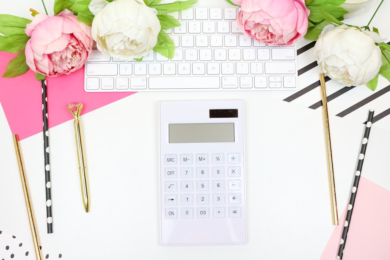 Planilha de Gastos de Casamento: o Custo Real Antes do Susto Calculadora ao lado de rosa representando o orçamento de casamento