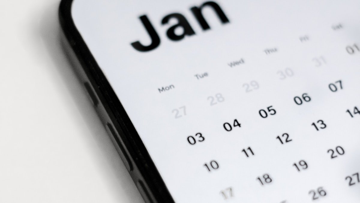 Celular com calendário mostrando a rotina de organizar gastos mensais semana a semana