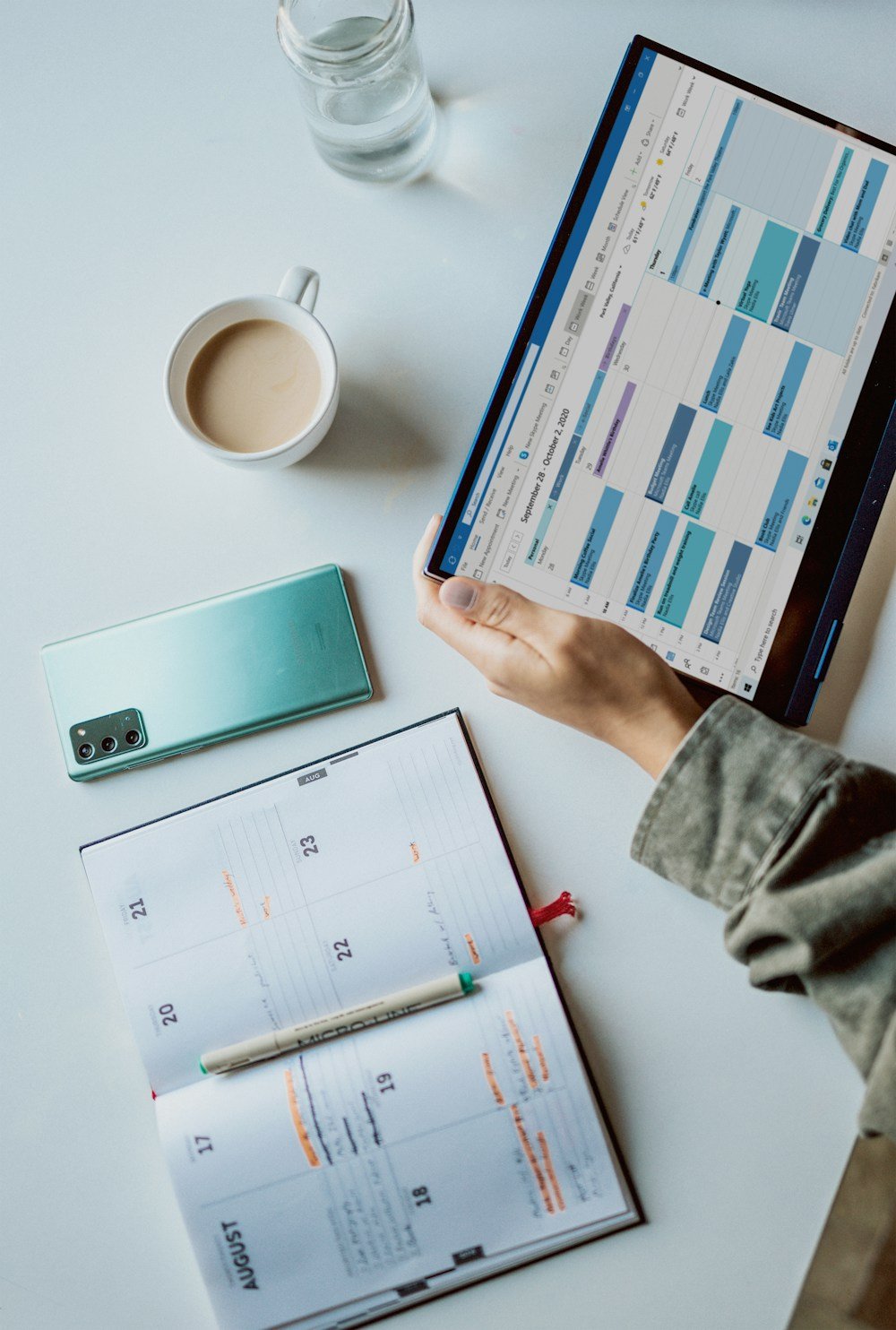 Como Organizar Gastos Mensais em 15 Minutos por Semana Tablet e laptop em ambiente de trabalho representando a rotina de organizar gastos mensais