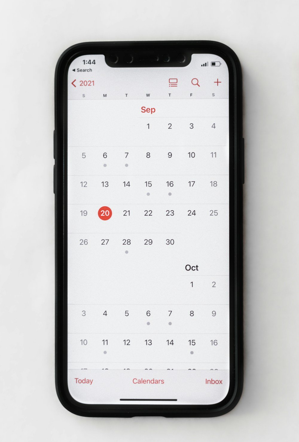 Como Organizar Gastos Mensais em 15 Minutos por Semana Calendário no celular representando o momento de revisão semanal de quem organiza gastos mensais