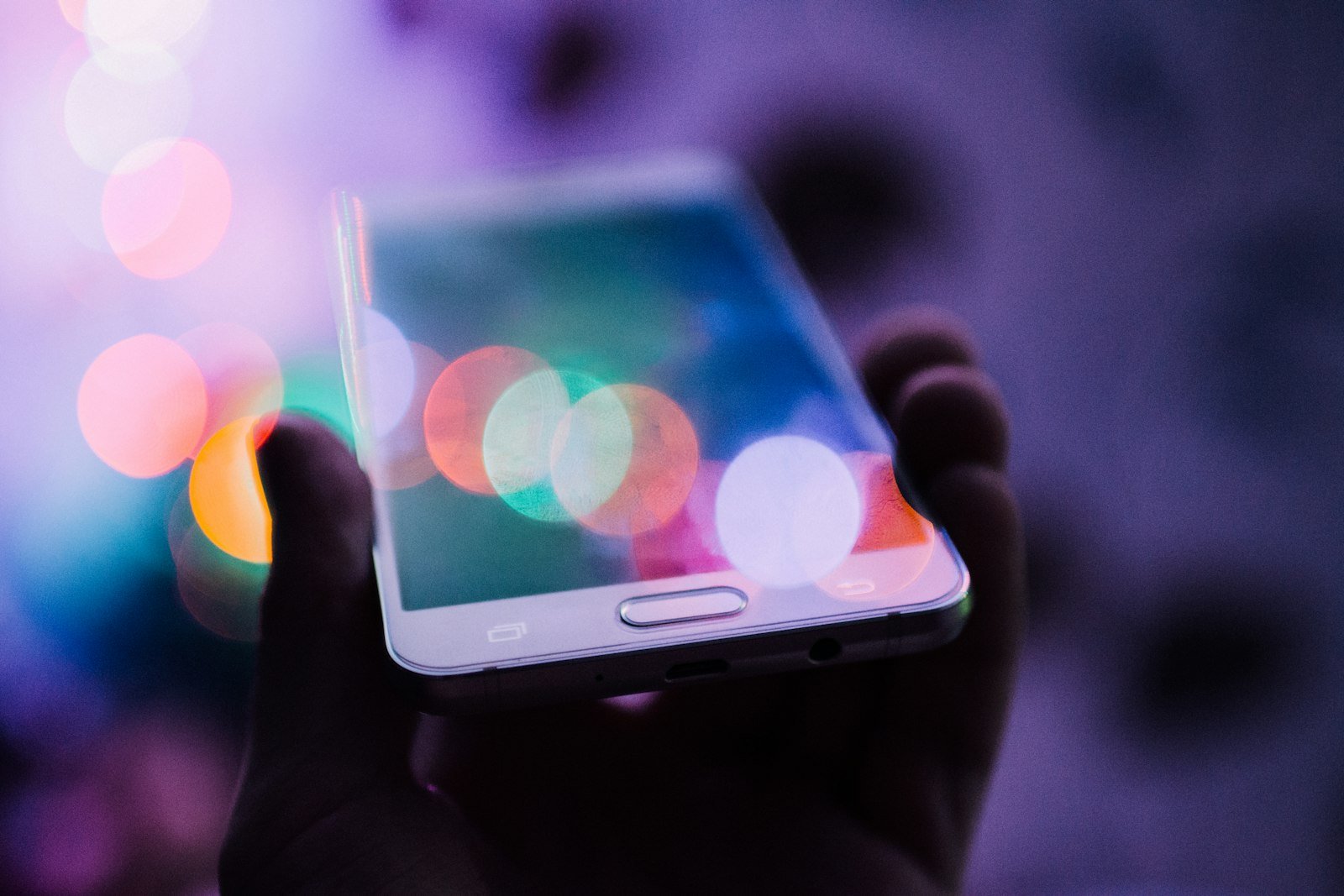 Planilha Financeira no Google Sheets: 3 Abas e 4 Fórmulas Pessoa segurando o celular para abrir a planilha financeira no Google Sheets