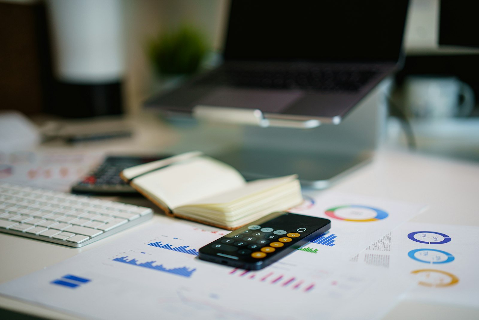 Planilha financeira no Google Sheets aberta em um laptop sobre a mesa