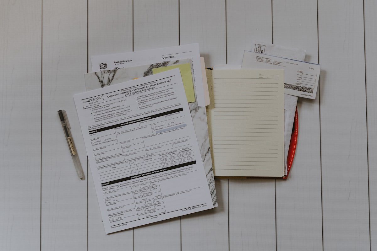 Planilha Financeira para Imprimir: Quando o Papel Vence Folhas impressas de controle financeiro empilhadas sobre a mesa