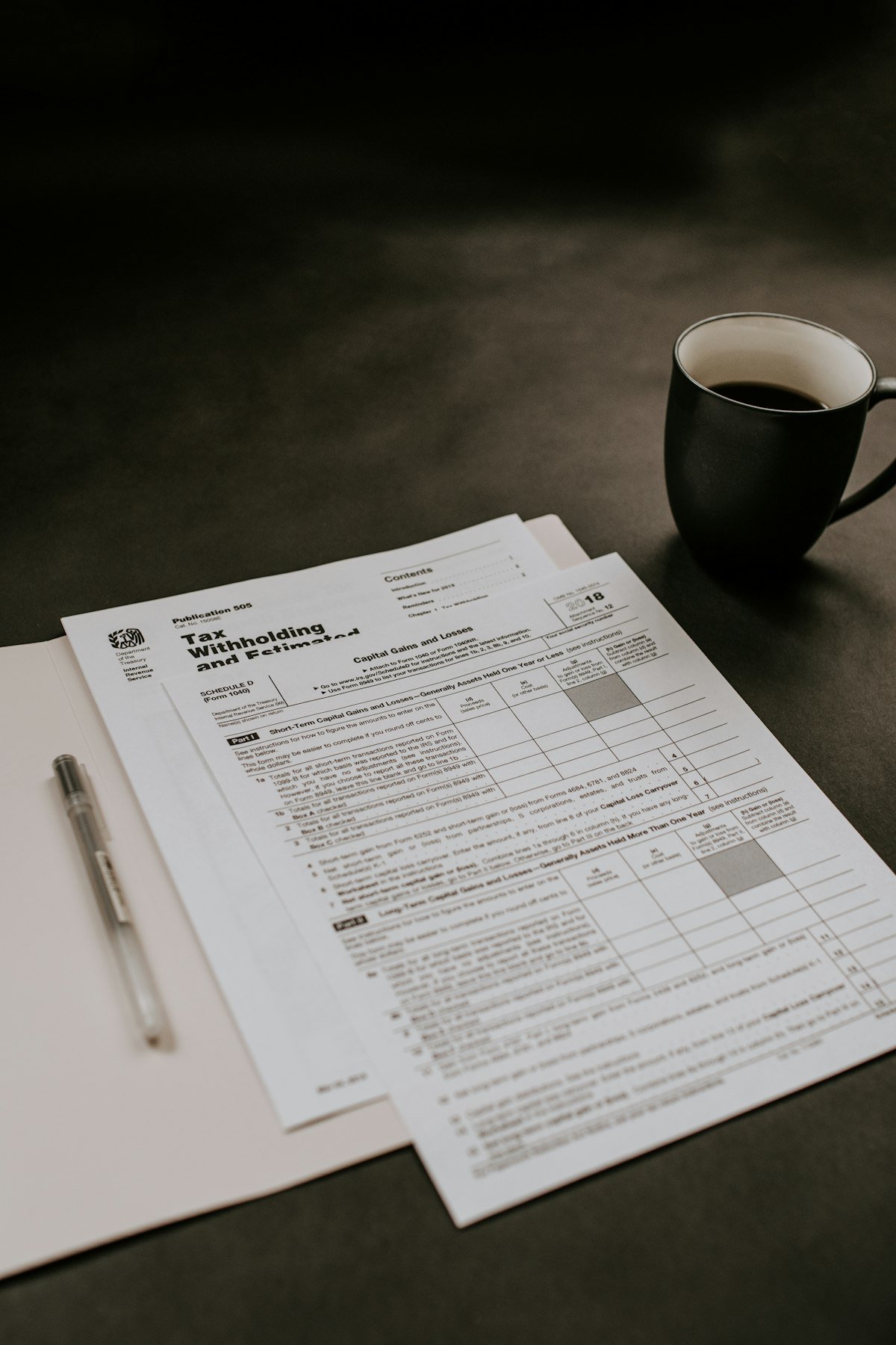Planilha Financeira para Imprimir: Quando o Papel Vence Mesa com folha de planilha financeira impressa ao lado de uma caneca de café
