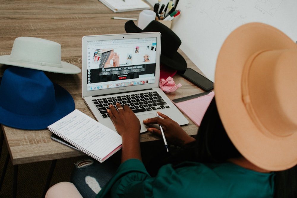 Portal do Empreendedor MEI ou Gov.br: Onde Fazer Cada Tarefa Tela de cadastro do MEI no Portal do Empreendedor com notebook