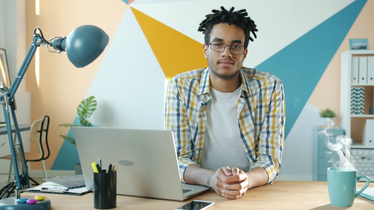 MEI no notebook acessando o Portal do Empreendedor
