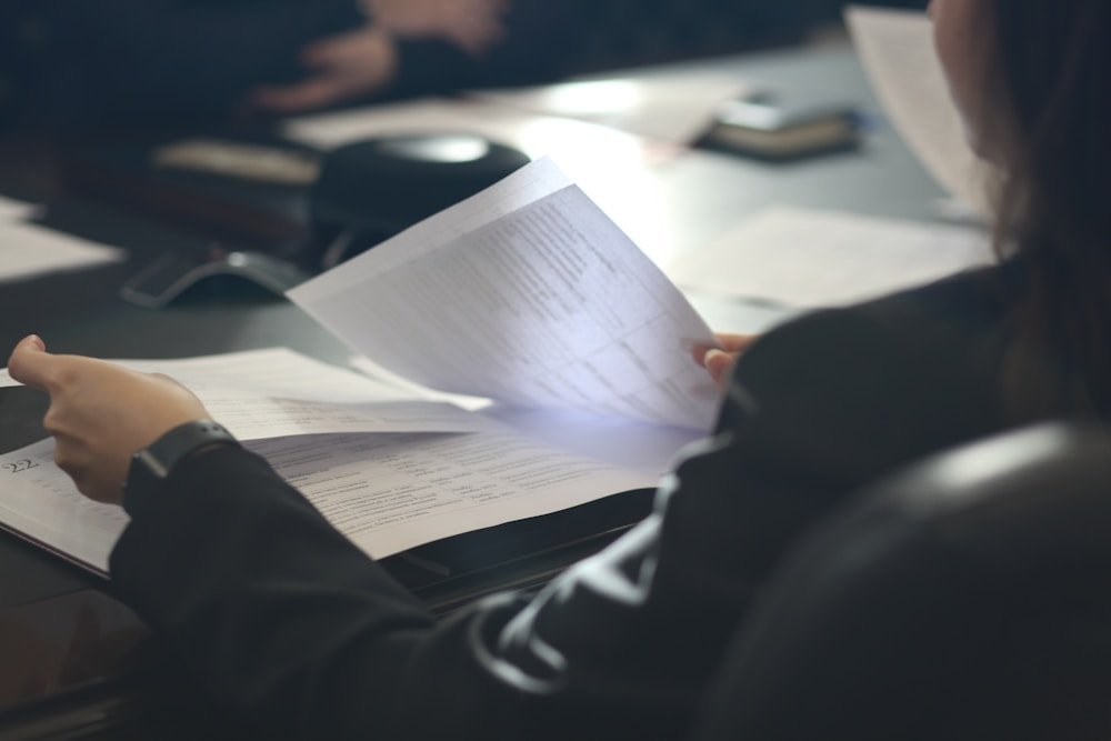 Portal do Empreendedor MEI ou Gov.br: Onde Fazer Cada Tarefa Mulher MEI revisando documentos do CNPJ