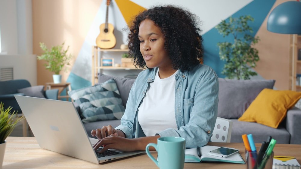 Portal do Empreendedor MEI ou Gov.br: Onde Fazer Cada Tarefa MEI usando notebook para acessar Portal do Empreendedor