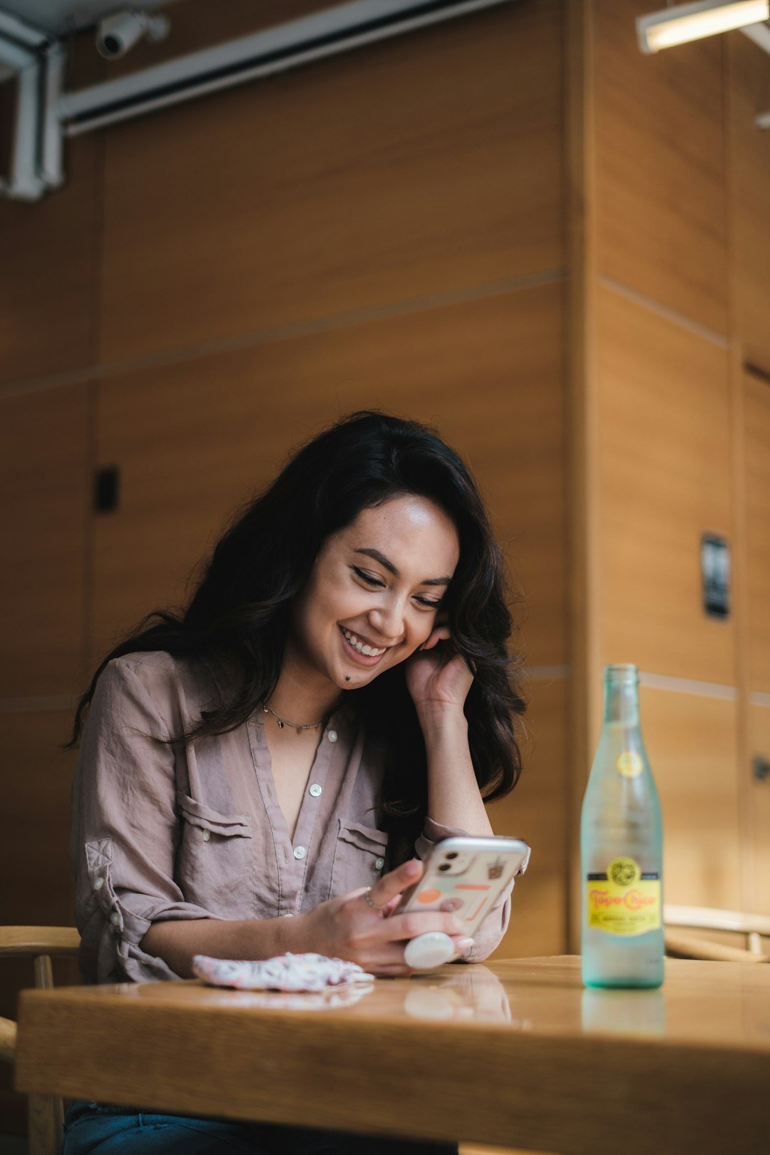 Pessoa conectando o banco no celular para entender o que é Open Finance