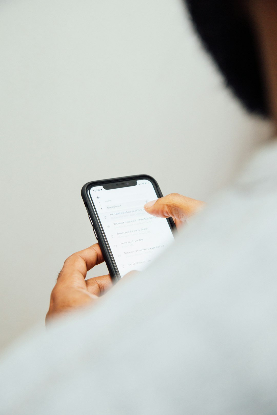 Pessoa conectando o banco no celular de forma segura para confirmar que o Open Finance é seguro