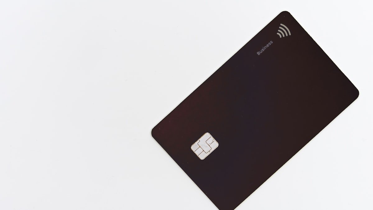 Como aumentar o limite do cartão de crédito: cartão e celular na mão