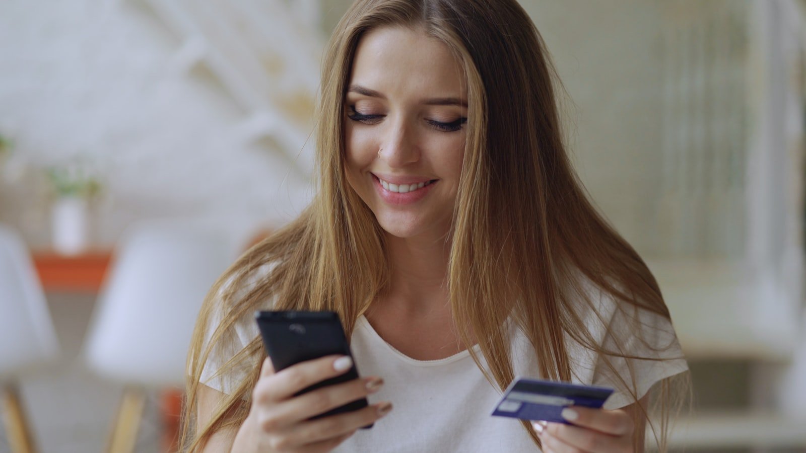 Como aumentar o score: mulher consulta a pontuação de crédito no celular