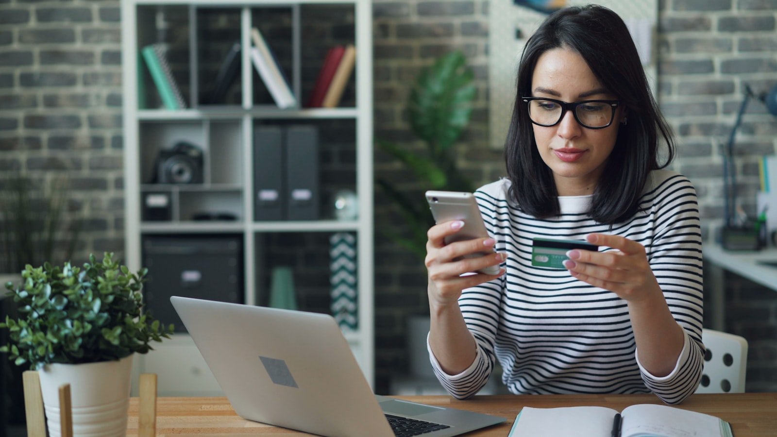 Como Aumentar o Score: 6 Fatores Reais (e 3 Mitos) Consulta de score de crédito no celular para aumentar o score