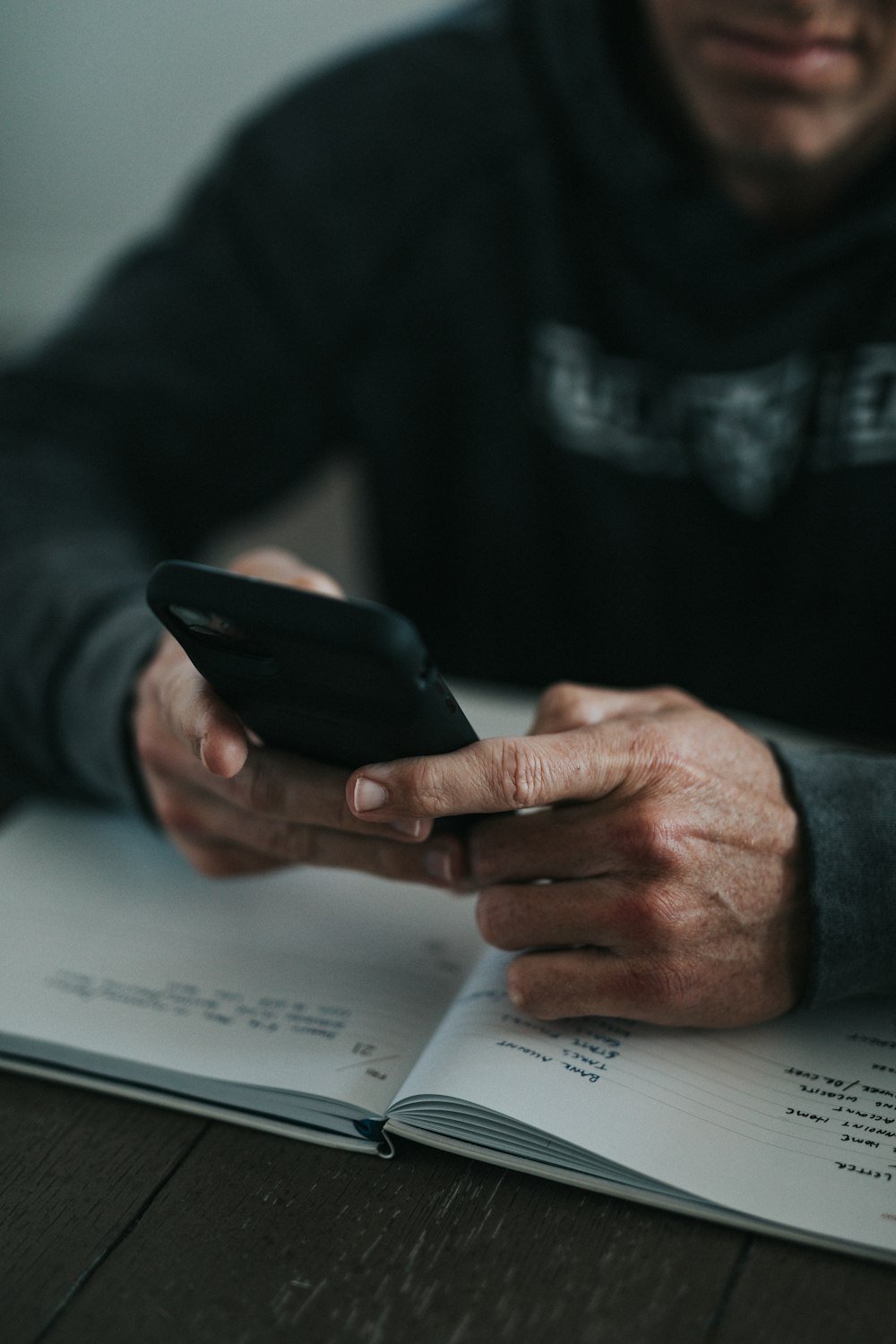 Custos Fixos e Variáveis (e o Gasto Disfarçado de Fixo) Pessoa revisando gastos no celular para cortar custos variáveis