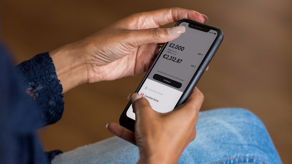 Extrato Bancário ou Fatura: Onde Cada Gasto Aparece Consulta do extrato bancário pelo aplicativo do banco no celular