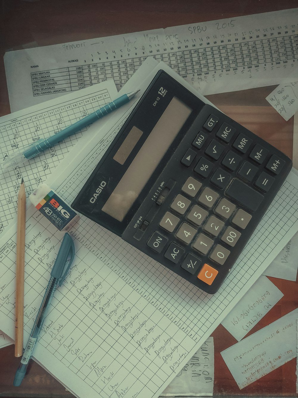 Extrato Bancário ou Fatura: Onde Cada Gasto Aparece Anotando os gastos do extrato bancário com calculadora e caderno