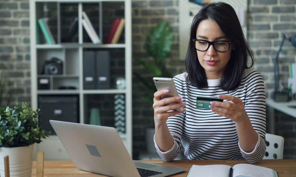 Juros do Cartão de Crédito: Quando Eles Começam a Contar Pessoa preocupada revisando os juros do cartão de crédito no celular