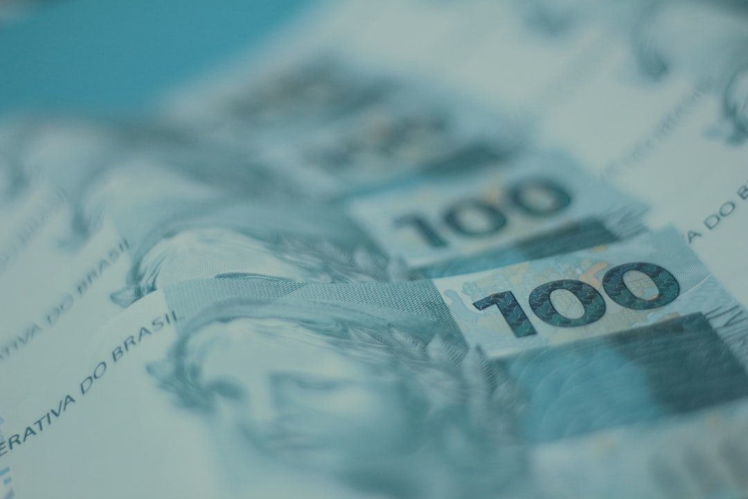 Limite do Cartão de Crédito: Quem Define e Quanto Usar Pessoa consultando o limite do cartão de crédito no aplicativo do banco