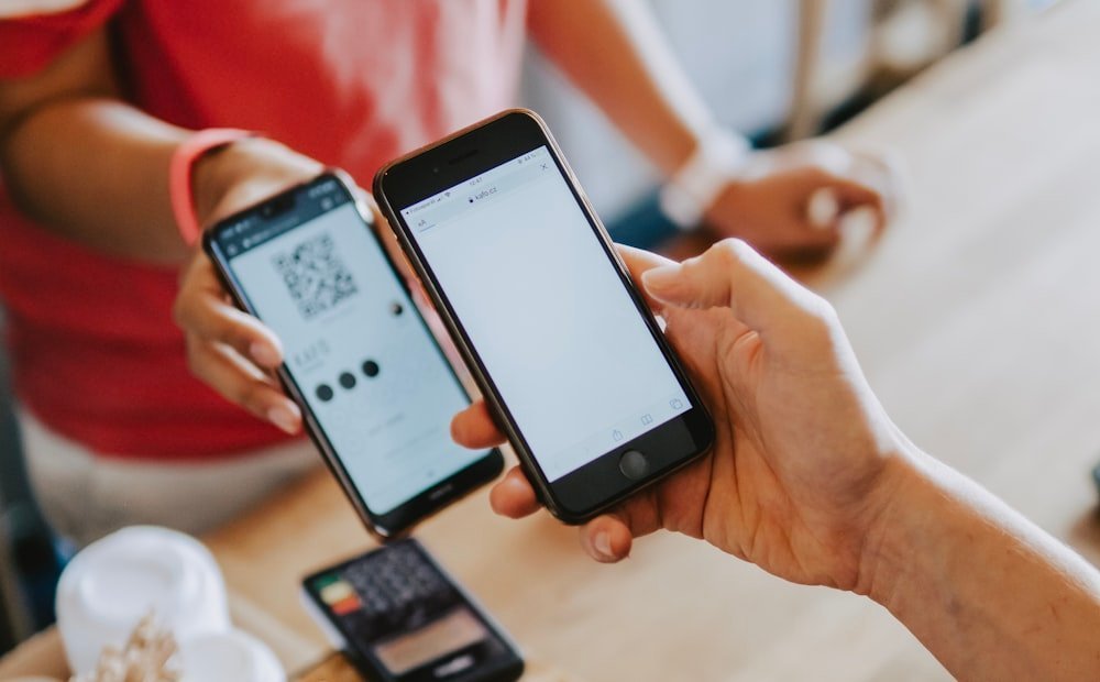 Pessoa escolhendo o melhor aplicativo de controle financeiro no celular