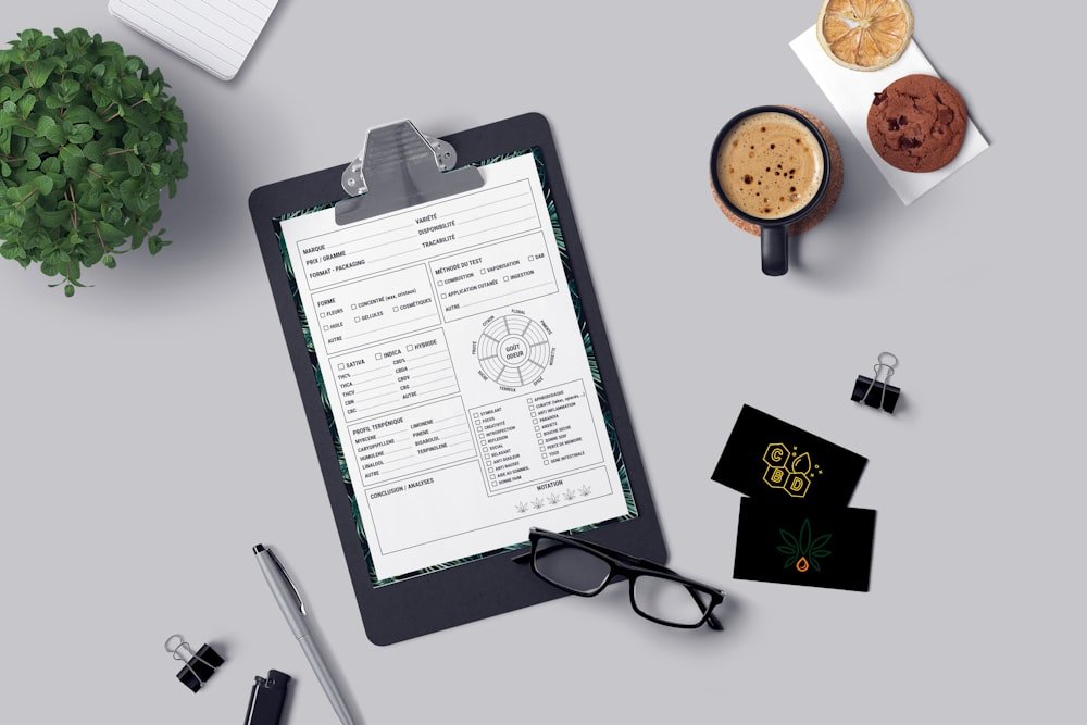 Planilha de Despesas: Por Que Ela Só Avisa Quando Já Gastou Checklist e café na revisão mensal da planilha de despesas