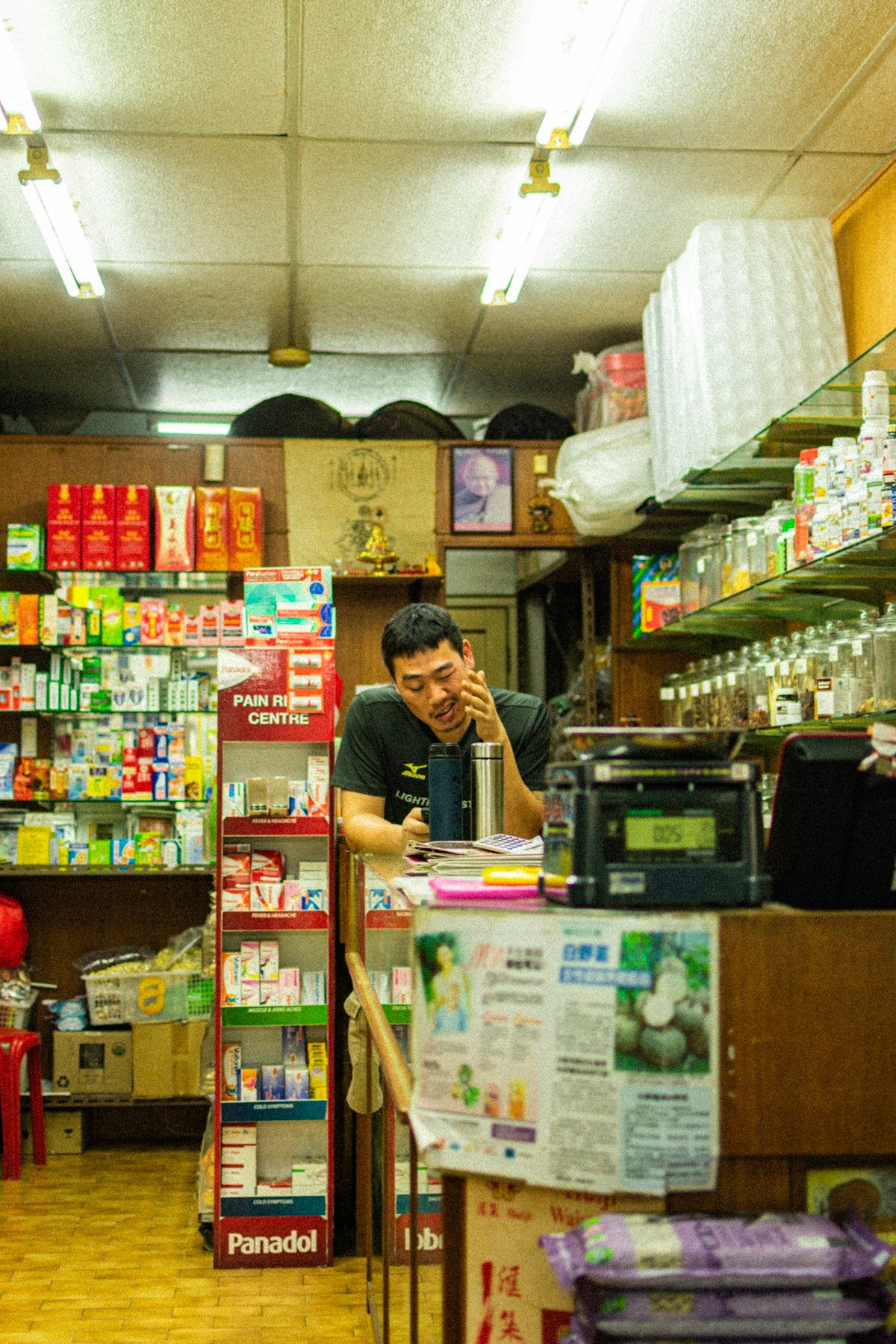 Comerciante no balcão acompanhando as vendas até o ponto de equilíbrio