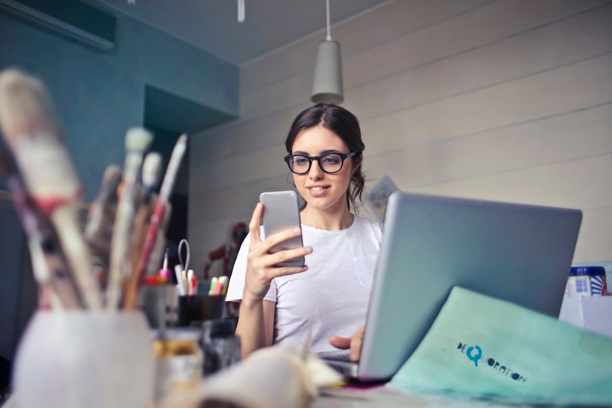 Débito Automático: Como Cancelar em 2 Dias Úteis Mulher cancelando o débito automático pelo aplicativo do banco no celular