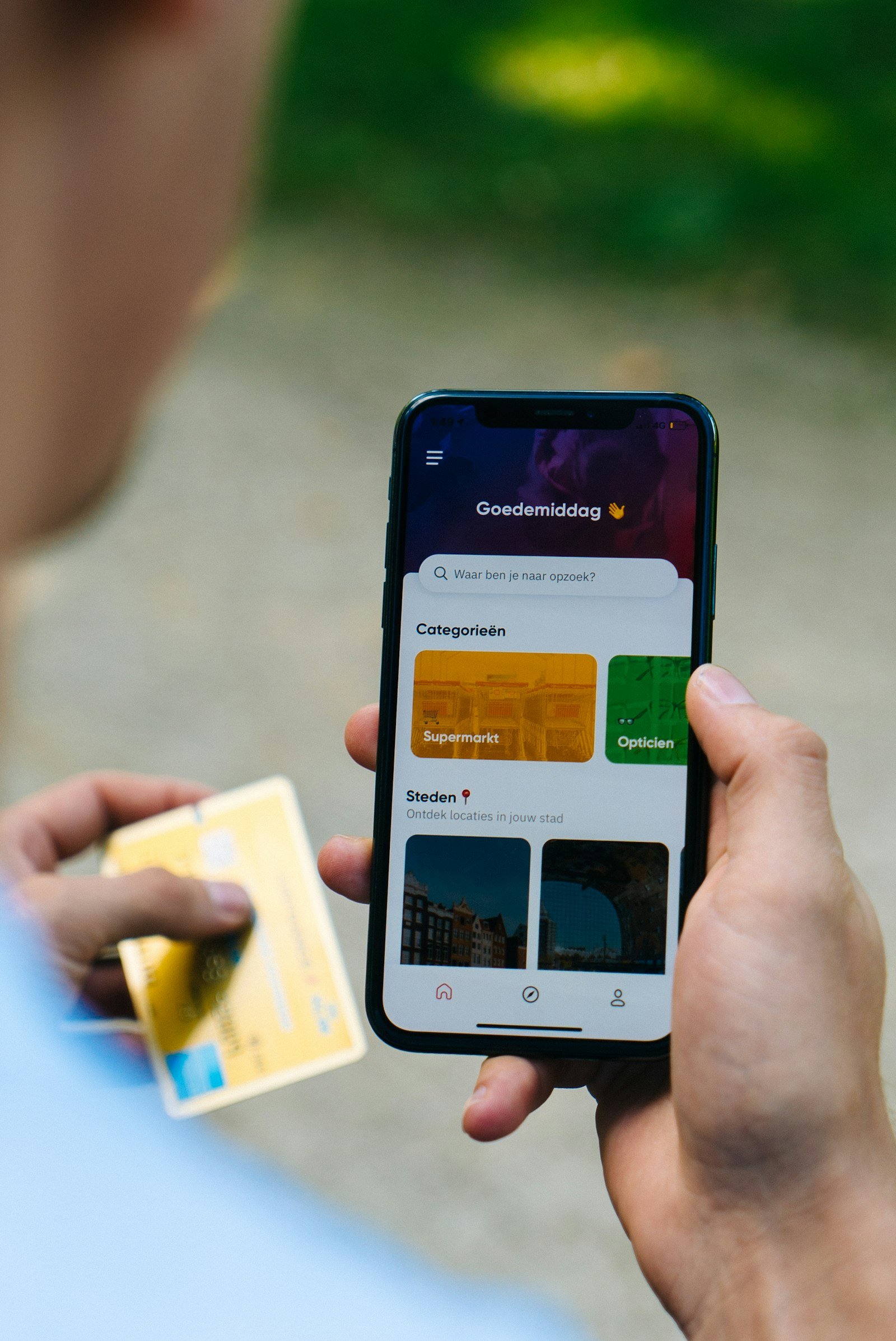 Pessoa conectando vários bancos no mesmo aplicativo de controle financeiro pelo celular