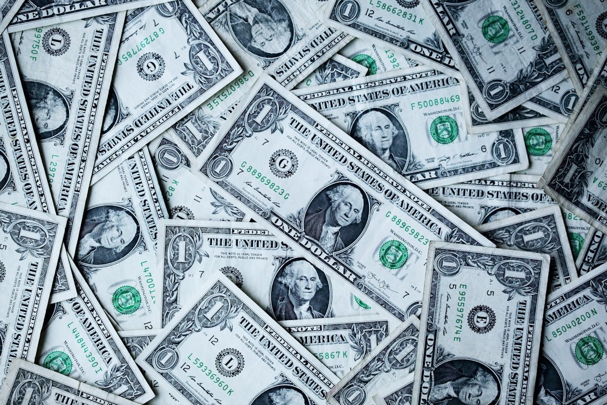 Dinheiro em espécie na mão, o gasto que a conexão bancária não mostra no app