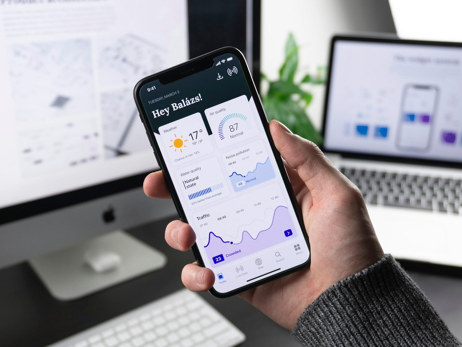 Aplicativo de banco aberto no celular durante a conexão pelo Open Finance